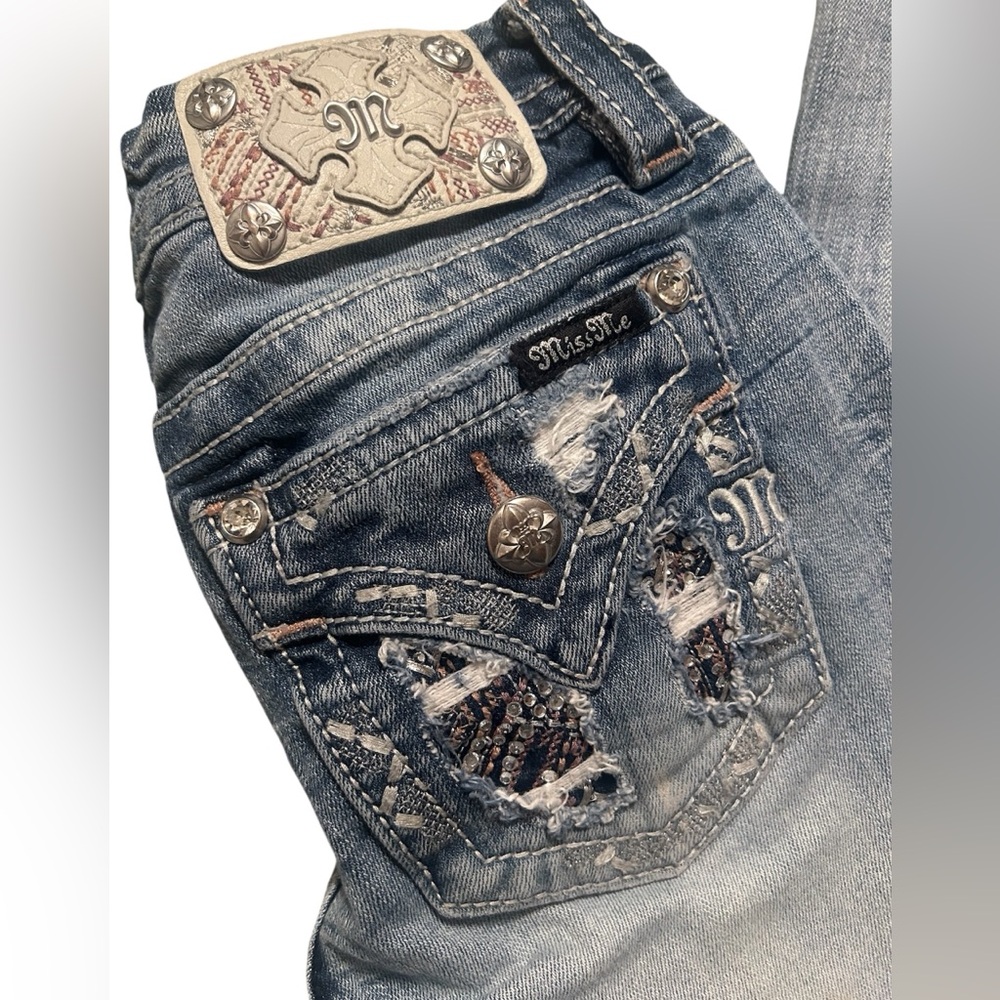 Miss Me, Light Wash, Mid-Rise Crop Jeans - Picture 2 of 7